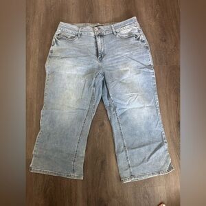 Judy Blue Light Wash Relaxed Cropped Jeans